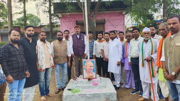 कुशवाहा ने पत्रकार कार्यालय में किया ध्वजारोहण