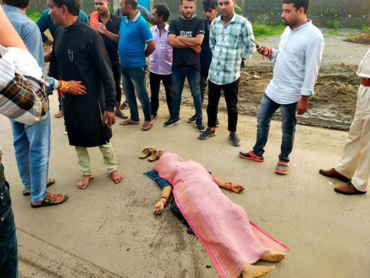 ट्रेलर ने दंपत्ति को मारी ठोकर, पत्नी की मौत, पति घायल