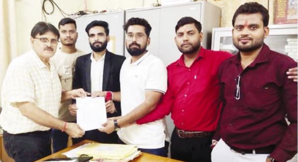  मांगों को लेकर युवा कांग्रेस ने सौंपा ज्ञापन