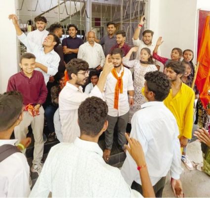 अभाविप ने लगाया पीजी कॉलेज के प्राचार्य कक्ष में ताला