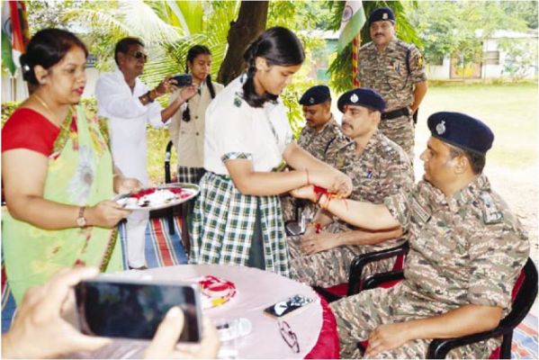 स्कूली छात्राओं ने जवानों को बांधी राखी