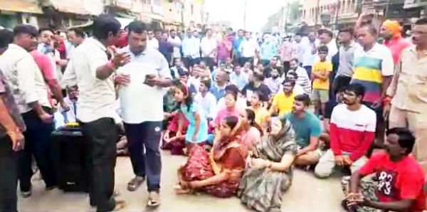 डोंगरगांव नपं अध्यक्ष की गिरफ्तारी की मांग,  जैन समाज का चक्काजाम