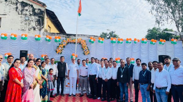 जिला सहकारी बैंक में अध्यक्ष  बघेल ने किया ध्वजारोहण 