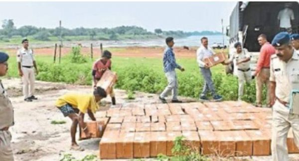 मादक पदार्थों और दवाइयों को जलाकर किया खाक 