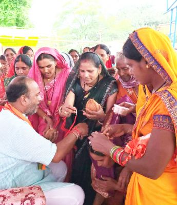 चंडी मंदिर में मना राखी पर्व भाजपा नेता योगेश ने महिलाओं से बंधवाया रक्षा सूत्र