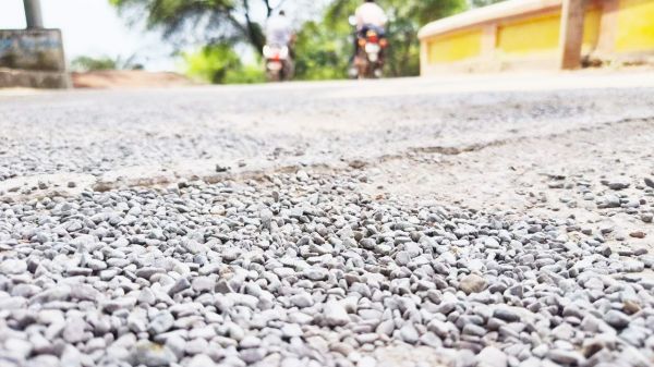 सडक़ों से डामर गायब, गिट्टियां निकली बाहर बारिश थमते ही उठने लगी धूल की गुबारें