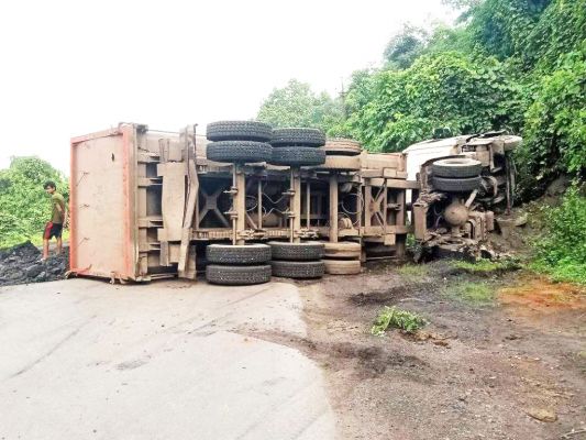 तेज रफ्तार डंपर पलटी, बाल-बाल बचे लोग