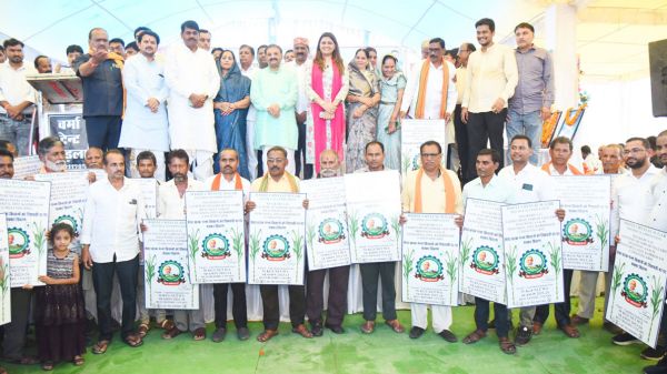 पंडरिया विधायक ने शेयर धारक गन्ना किसानों को रियायती दर पर किया 50 किलो शक्कर का वितरण
