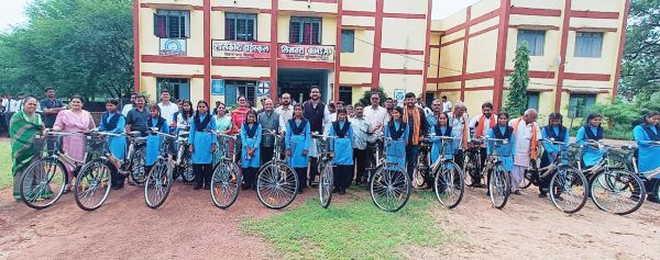 34 छात्राओं को मिली साइकिल