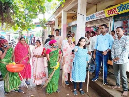 स्कूली बच्चों ने निकाली स्वच्छता व जागरूकता रैली, 6 दुकानदारों पर जुर्माना