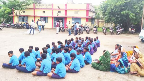 शिक्षक की वापसी की मांग, बीईओ दफ्तर घेरा