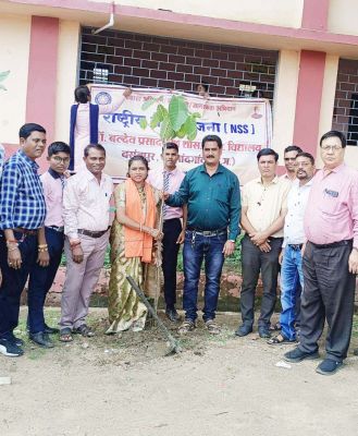 बसंतपुर स्कूल में पौधरोपण