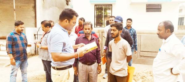 रजिस्टर में फोटो नहीं चिपकाने पर आयुक्त ने जताई नाराजगी