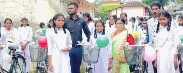 विधायक के हाथों छात्राओं को साइकिल और कोटवारों को वर्दी