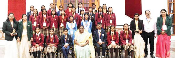 राष्ट्रपति से सरगुजा संभाग की छात्राओं ने की सौजन्य मुलाकात