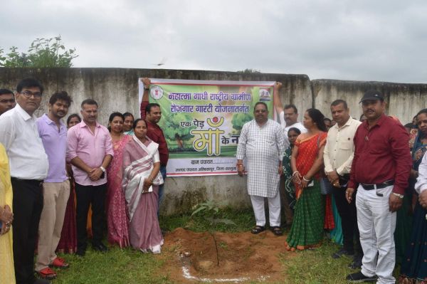 एक पेड़ मां के नाम: सरगवां  में विधायक मिंज ने किया पौधारोपण