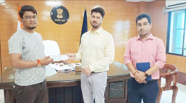 सीएम ने दिल के ऑपरेशन लिए स्वेच्छानुदान से दिये 5 लाख, कलेक्टर ने की चेक भेंट