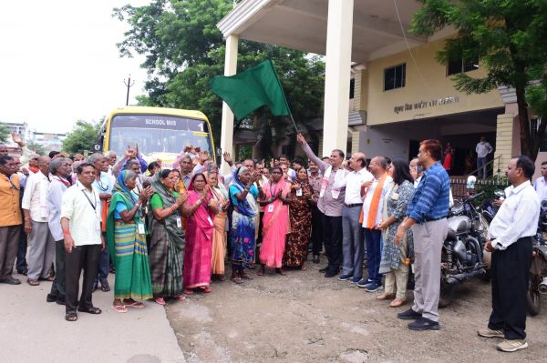 पूर्व सांसद ने श्रद्धालुओं की बस को दिखाई झंडी, किया रवाना