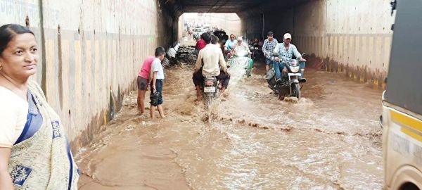 मोतीपुर अंडरब्रिज  में घुटनेभर पानी