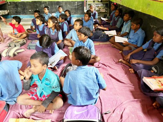 एक ही कमरे में आंबा से लेकर पांचवीं तक की कक्षा, वो भी एक ही शिक्षक के भरोसे