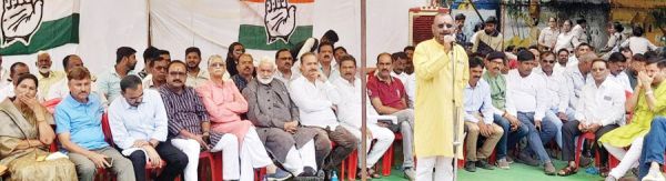 विधायक देवेन्द्र यादव व अन्य कांग्रेसी कार्यकर्ताओं की गिरफ्तारी के विरोध में धरना-प्रदर्शन