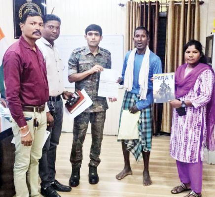 दिवंगत सिपाही के पिता को मृत्यु दावा भुगतान पत्र