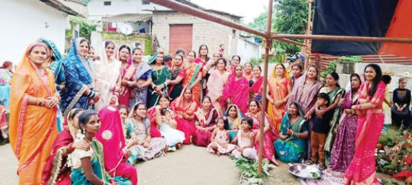 संतान की दीर्घायु के लिए माताओं ने रखा व्रत