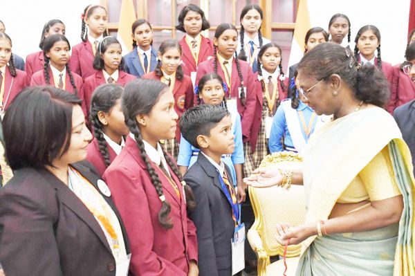 राष्ट्रपति मुर्मू से मुलाकात कर लौटी दो छात्राओं ने कौशल्या साय से की सौजन्य मुलाकात