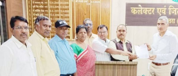 युक्तियुक्तकरण के विरोध में कलेक्टर को ज्ञापन 