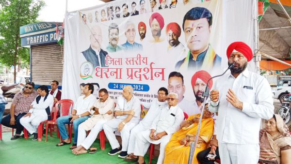 विधायक देवेन्द्र यादव की गिरफ्तारी के विरोध में कांग्रेसियों ने दिया धरना