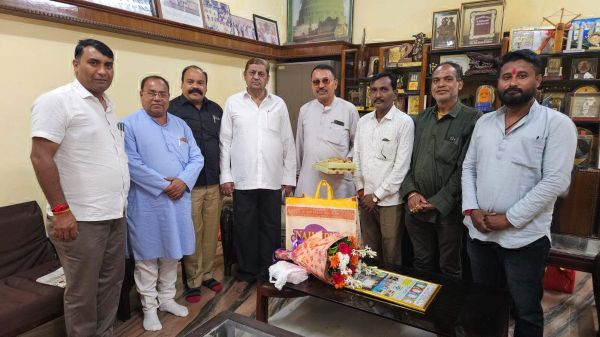 पूर्व मंत्री अकबर को जन्मदिन की बधाई देने पहुंंचे नांदगांव-कवर्धा के नेता 