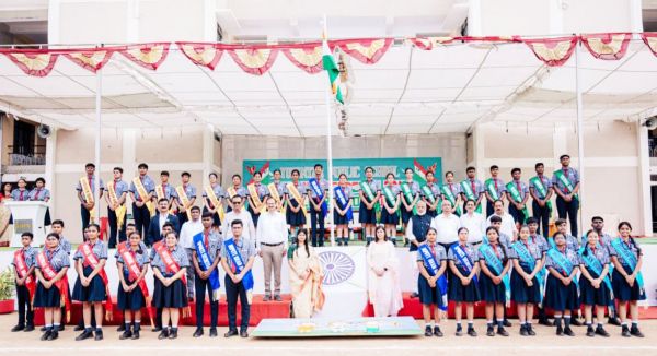 युगांतर के हेड ब्वॉय विपुल  तथा हेड गर्ल जिया बनीं