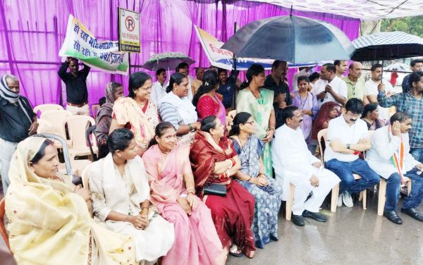 विधायक देवेंद्र की गिरफ्तारी के विरोध में युकां का प्रदर्शन 