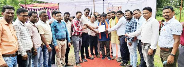युक्तियुक्तकरण का विरोध, शिक्षक संघर्ष मोर्चा ने सांसद को सौंपा ज्ञापन