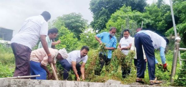 जिला अस्पताल गार्डन की सफाई