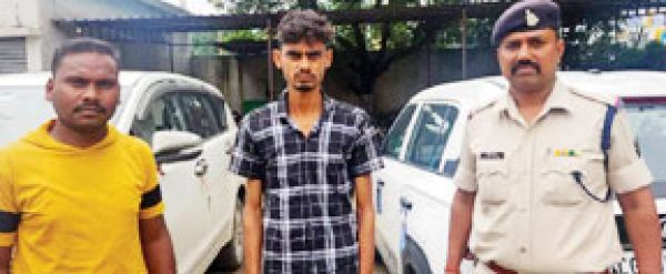 ठगी कर खुदकुशी के लिए प्रेरित, नाबालिग समेत 2 गिरफ्तार