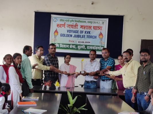 प्रतिकात्मक मशाल कवर्धा को सौंपा
