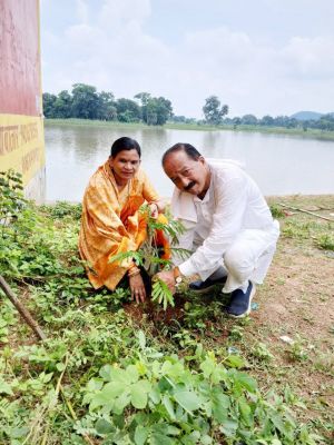 खंडेलवाल ने किया पंचायत  भवन में वृक्षारोपण
