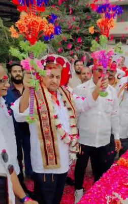 हफीज ने समर्थकों संग पूर्व मंत्री अकबर को दी बधाई 