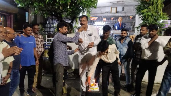 दक्षिण ब्लॉक अध्यक्ष को कार्यकर्ताओं ने दी बधाई