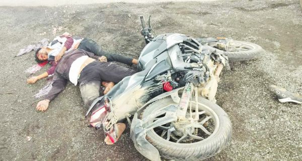 ट्रक की चपेट में दो युवकों की मौत