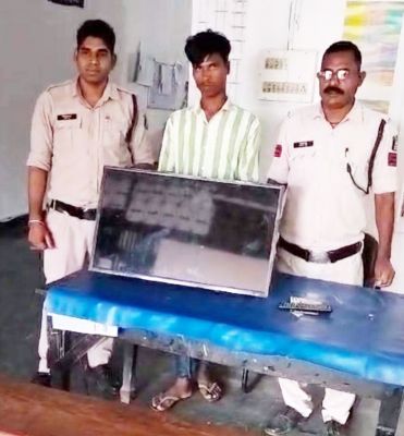 सैलून दुकान में चोरी का आरोपी गिरफ्तार