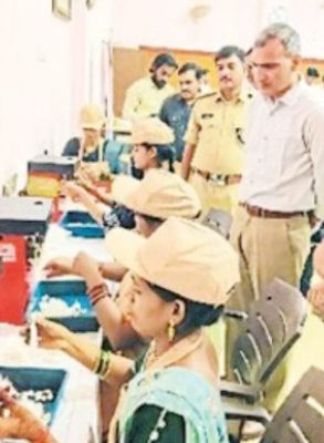 दीदीयों ने मशीन से फूल बाती बना कर दिखाई, कलेक्टर ने की प्रशंसा