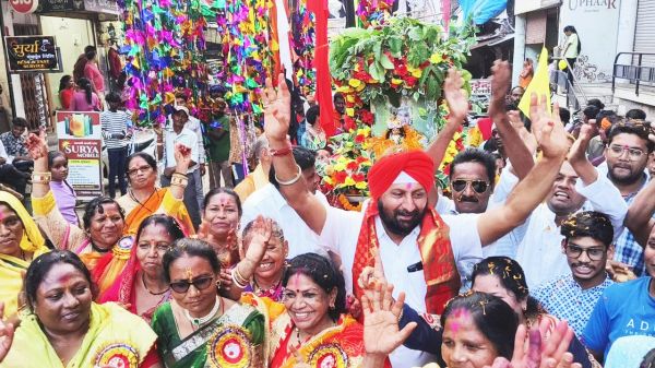 शहर में निकली भव्य शोभायात्रा