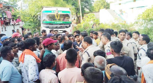 अवैध रेत परिवहन के खिलाफ ग्रामीणों का हल्ला बोल, हाईवा रोक किया प्रदर्शन