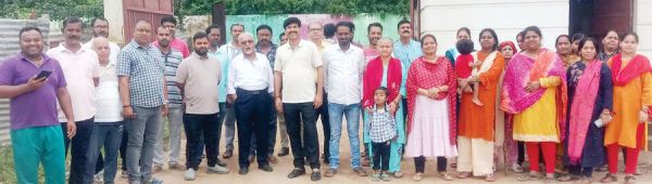 बाउंड्रीवाल नहीं, कॉलोनी के प्रवेश द्वार पर धरना