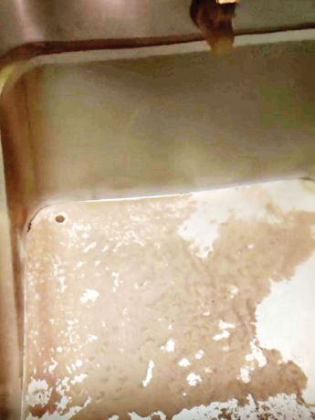 विद्यार्थियों पर कभी भी गिर सकता है छज्जा का टुकड़ा, हो सकता है बड़ा हादसा