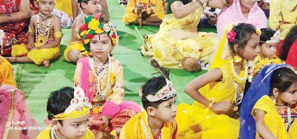जन्माष्टमी, राधा-कृष्ण की वेशभूषा में आये बच्चे