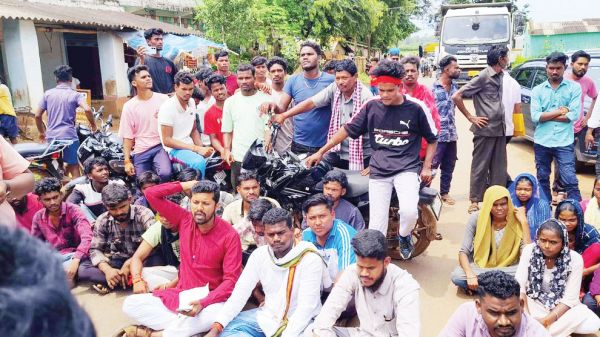 टीसी, अंकसूची नहीं दिए जाने व स्टाफ से बदसलूकी के विरोध में एनएसयूआई का चक्काजाम