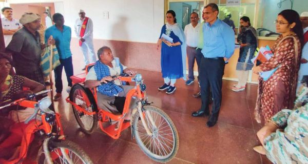 दिव्यांगों को मिली बैटरी चलित ट्राइसिकल